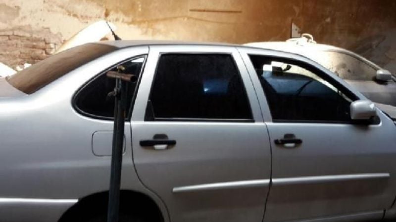 Borracho chocó contra un auto estacionado