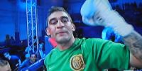 AHORA volvió a subir al ring con la mítica gorra, agregando el sentimiento futbolero por Rosario Central.