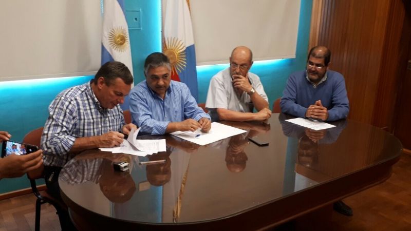 Firman contrato para el puente en la Quebrada de Moreira