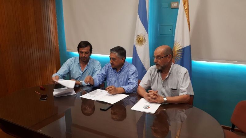Firman contrato para el puente en la Quebrada de Moreira