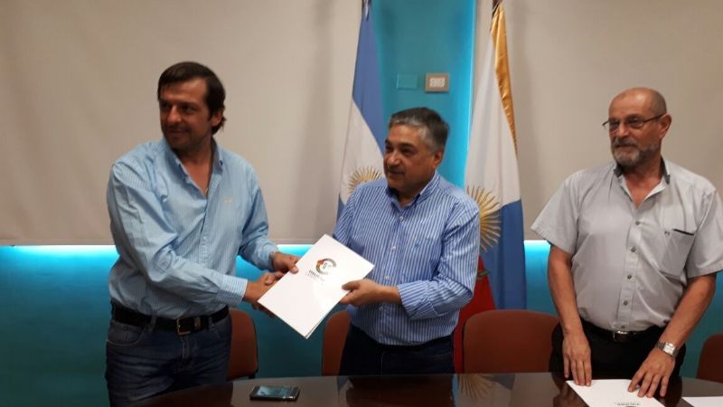 Firman contrato para el puente en la Quebrada de Moreira