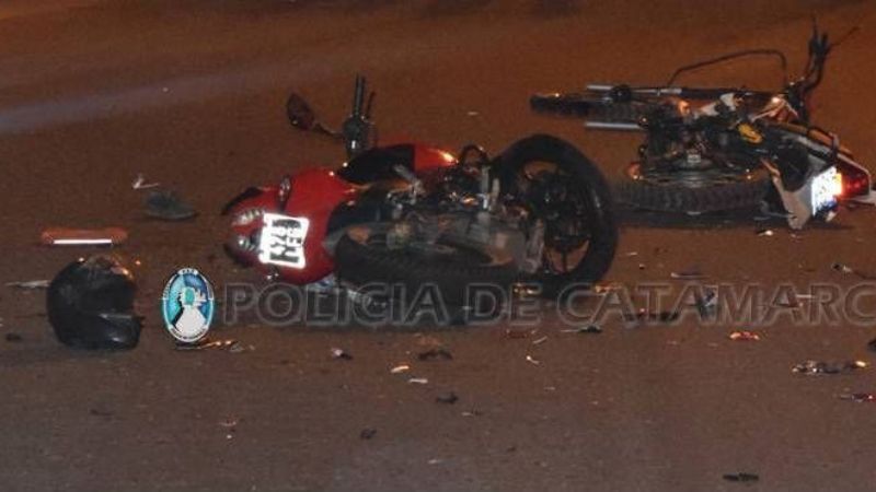 Violento choque entre dos motos: un muerto
