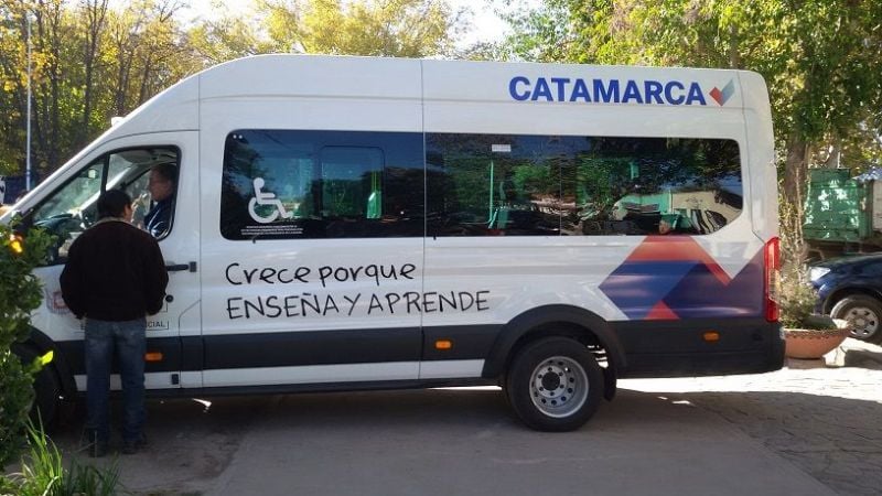 La combi que llevaba 17 alumnos se le salieron dos ruedas en plena ruta