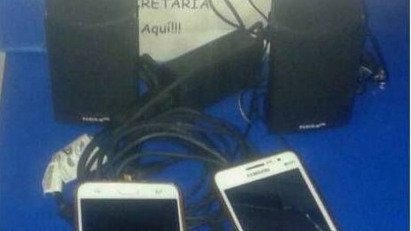 Atrapan a dos jóvenes que rompieron la ventanilla de un auto para robar