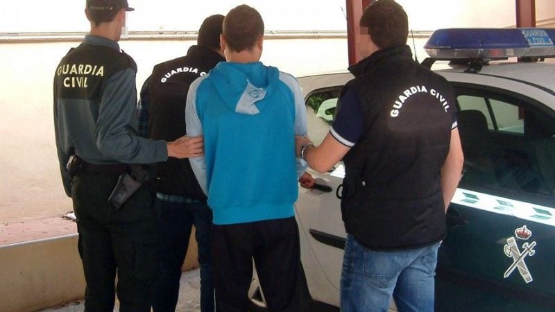 Aprehenden a un joven y secuestran un teléfono celular