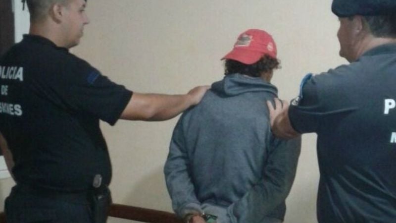 Arrestan a tres jóvenes y secuestran una moto