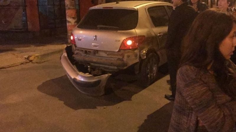 Robaron un auto y arrojaron al vacío a la conductora