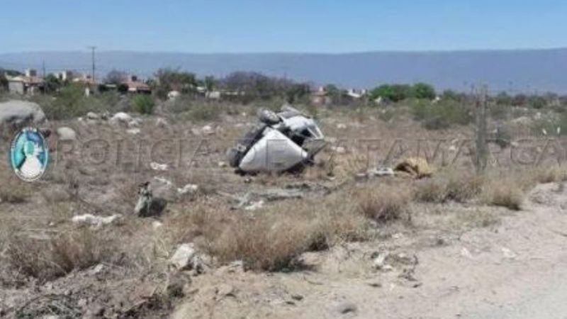 Lo perseguía la policía y volcó