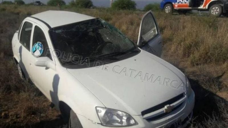 Violento vuelco de un auto en la curva de San Martín