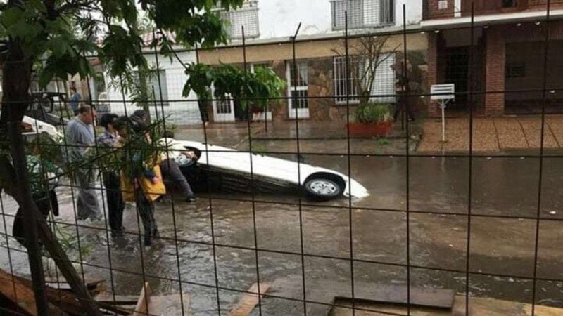Santa Fe: un pozo se tragó un auto en el que iba una familia con un bebé