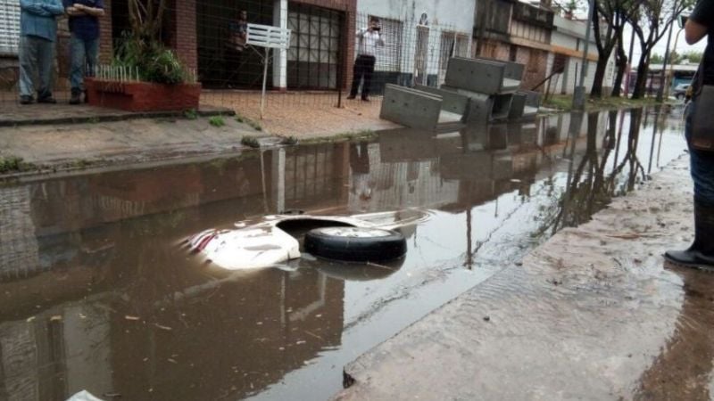 Santa Fe: un pozo se tragó un auto en el que iba una familia con un bebé