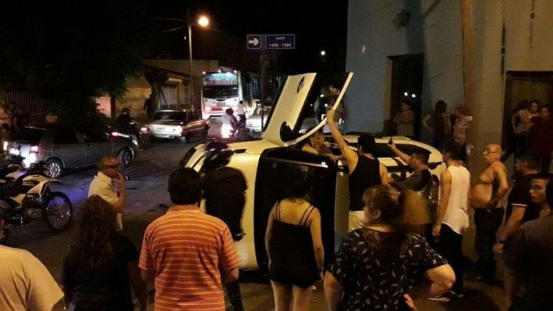 Choque y vuelco en la ciudad