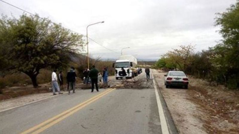 Desocupados piden trabajo en la ruta