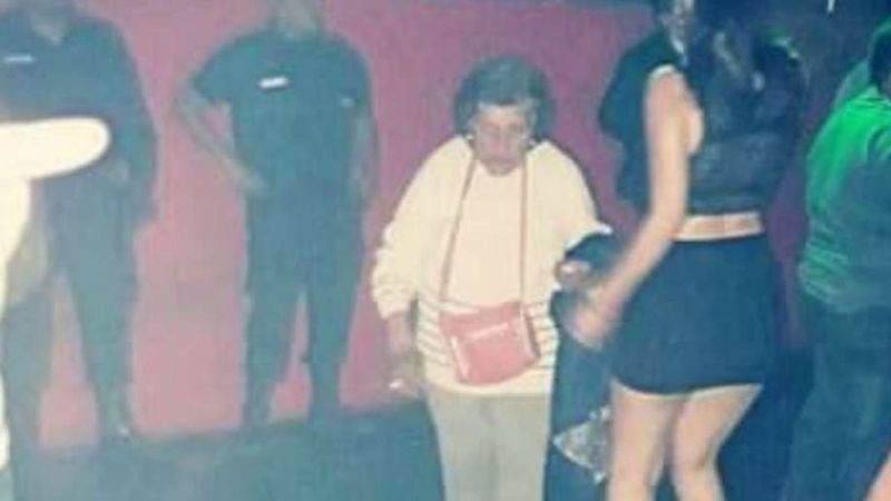 Abuela buscó a su nieta en un boliche para obligarla a cuidar a su bebé