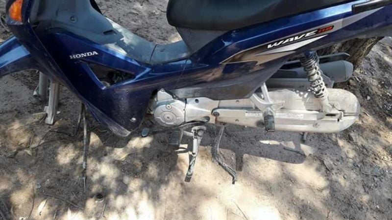 Le robaron las ruedas de la moto en el trabajo