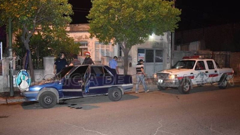 Bomberos apagaron el incendio de un auto