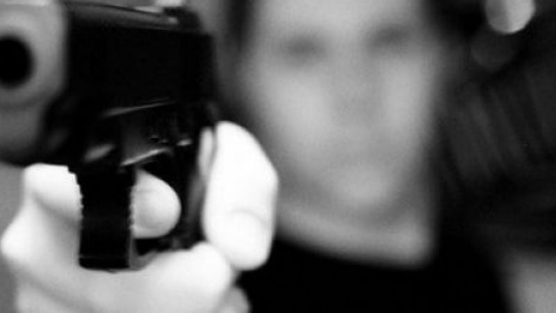 Amenazó de muerte a una joven con una pistola