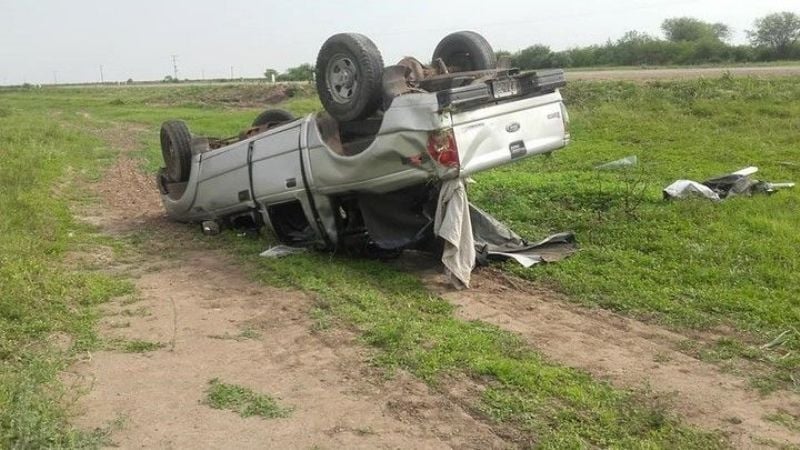 Sufrieron un espectacular vuelco y los auxilió el Chaqueño Palavecino