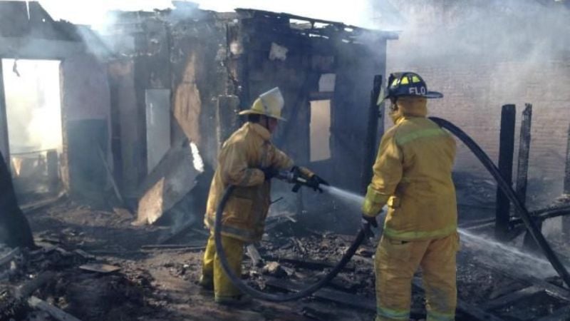 Quema de basura provocó incendio en una casa