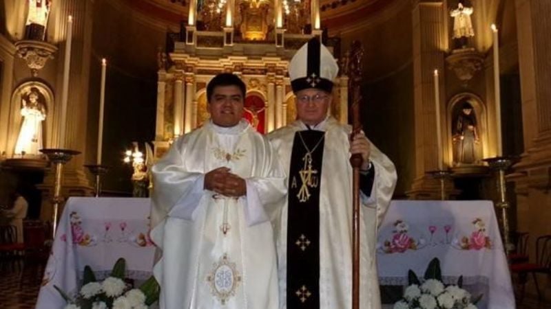 Ya sacerdote, regresa a su pueblo