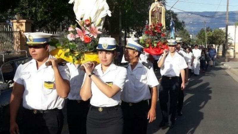 Procesión en honor a Santa Teresita