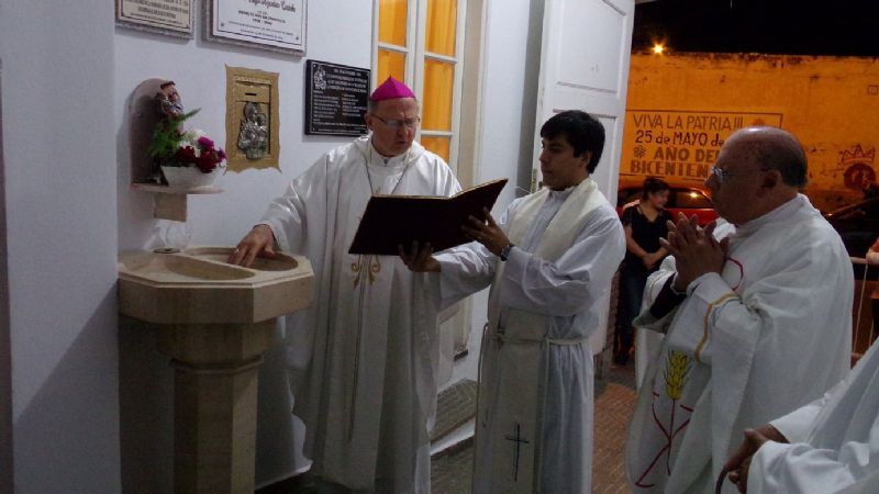 El Obispo consagró el altar y dedicó el templo de San Antonio de Padua