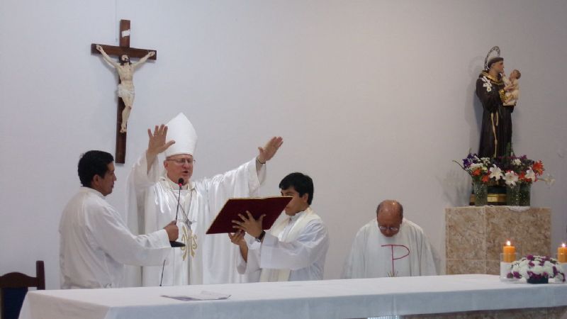 El Obispo consagró el altar y dedicó el templo de San Antonio de Padua