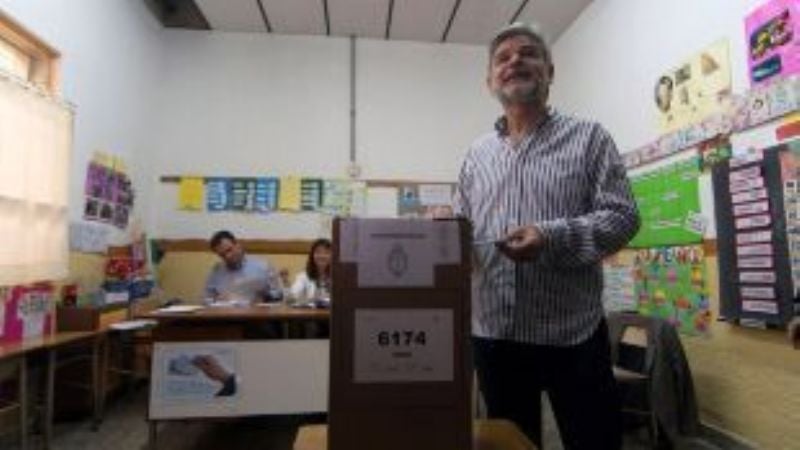 Filmus "movió" la urna para la foto