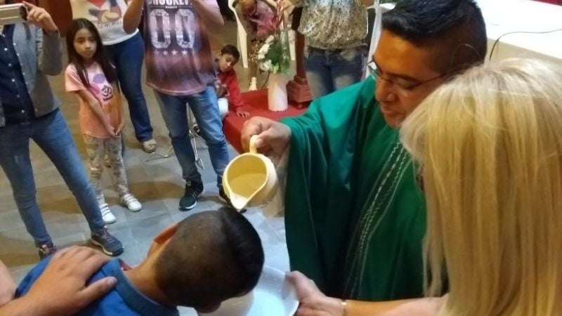 Con Misa y bautismos, celebraron a San Juan Pablo II