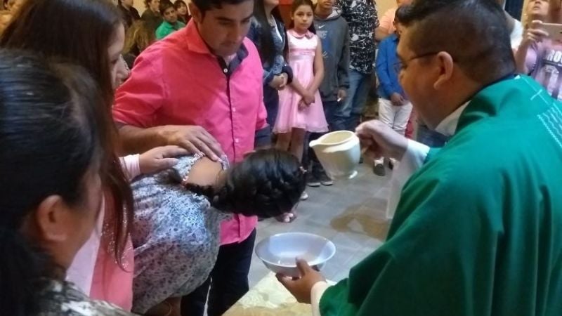 Con Misa y bautismos, celebraron a San Juan Pablo II