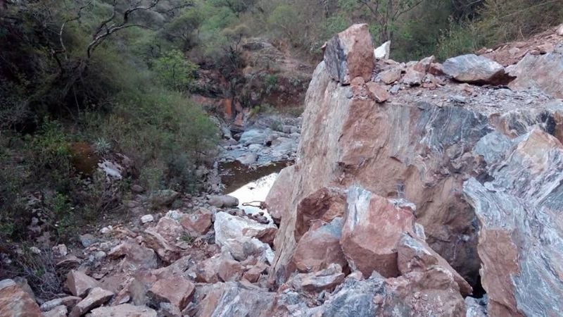 Alertan por importante derrumbe sobre el cauce del río Los Nogales