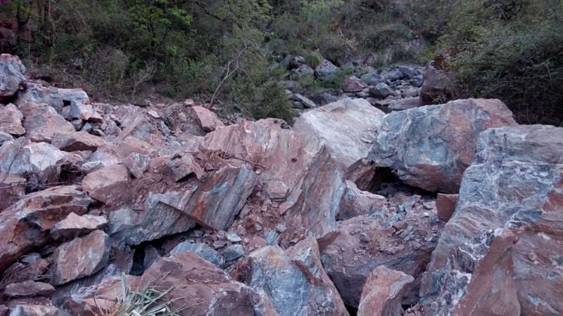 Alertan por importante derrumbe sobre el cauce del río Los Nogales