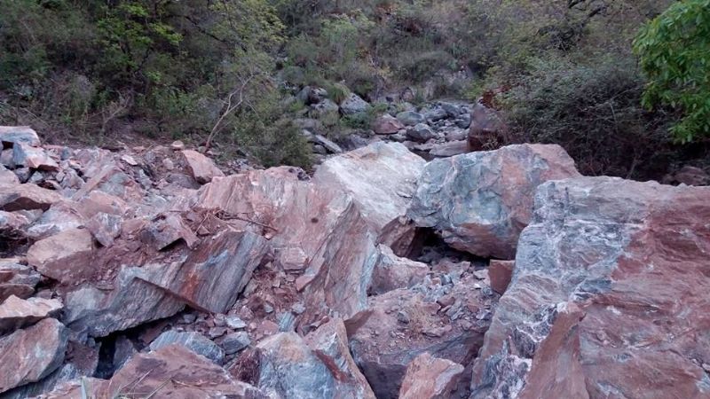 Alertan por importante derrumbe sobre el cauce del río Los Nogales