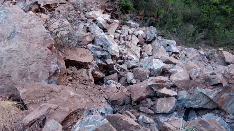 Alertan por importante derrumbe sobre el cauce del río Los Nogales