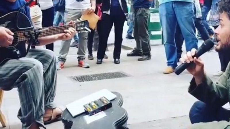 Raly Barrionuevo cantó con un artista callejero en la Peatonal de Córdoba
