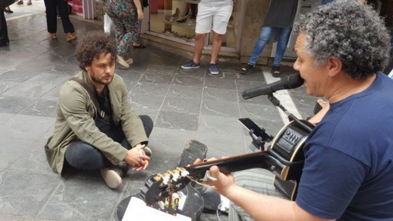 Raly Barrionuevo cantó con un artista callejero en la Peatonal de Córdoba