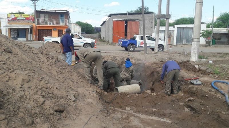 Trabajan para reparar caño de agua de importantes dimensiones
