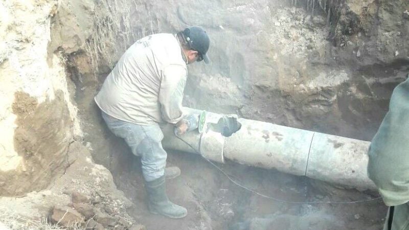 Trabajan para reparar caño de agua de importantes dimensiones