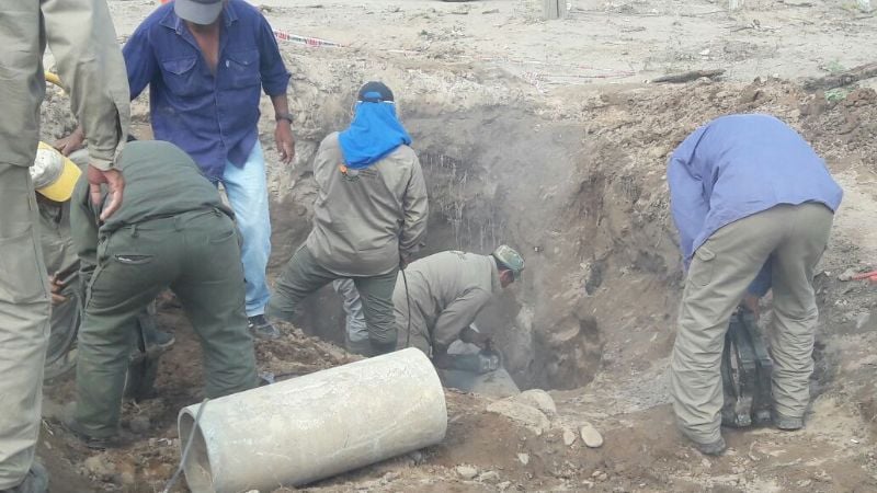 Trabajan para reparar caño de agua de importantes dimensiones