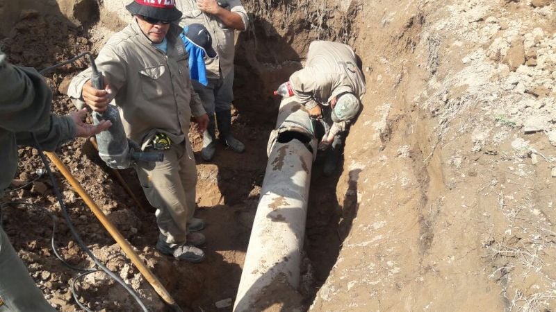 Trabajan para reparar caño de agua de importantes dimensiones