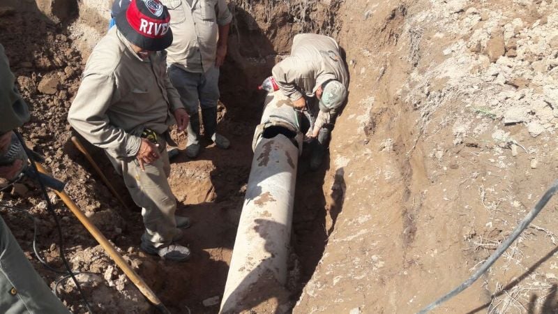 Trabajan para reparar caño de agua de importantes dimensiones