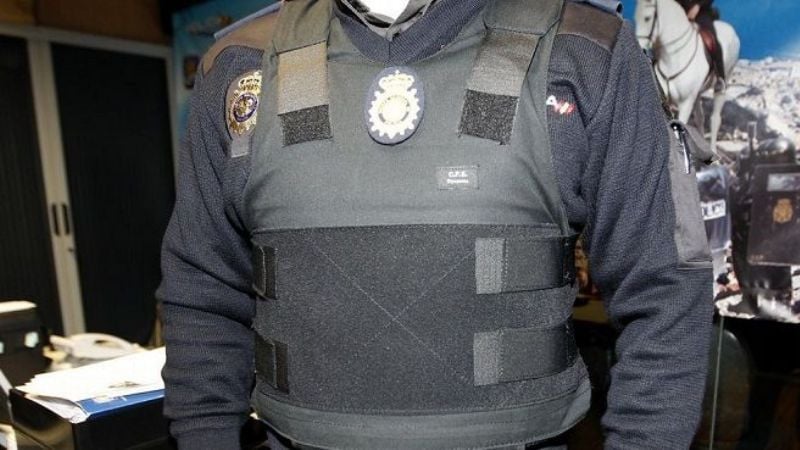 Apuñaló a un policía que se salvó por el chaleco protector