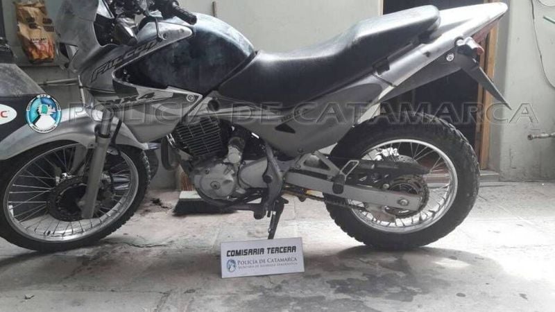 Le arrebataron la cartera a una anciana y se fugaron