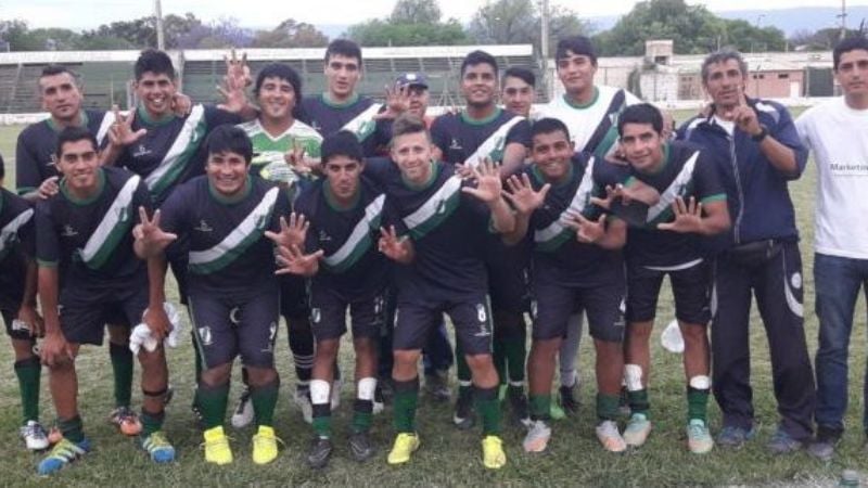 Defensores afianza su liderazgo a puro gol: 8 a 1