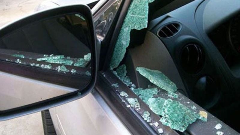 Impactó contra el pilar de una casa