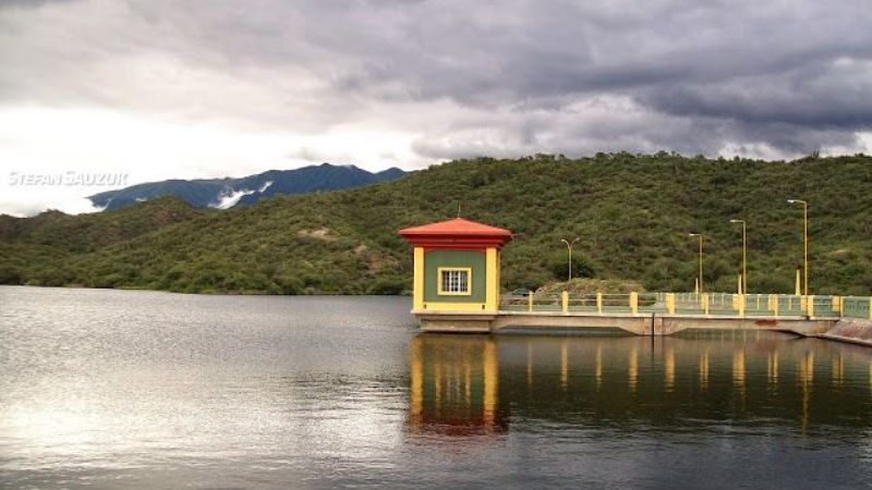 Policías evitaron que una joven se tire al dique