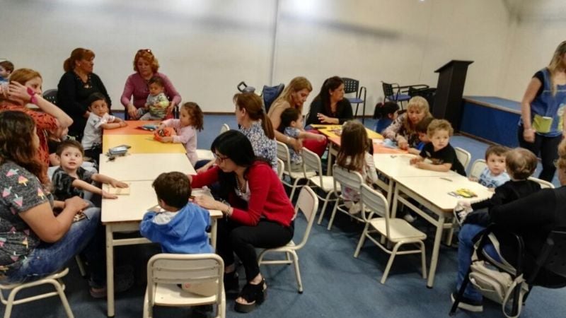 Pequeños del Jardín Maternal junto a sus abuelitos