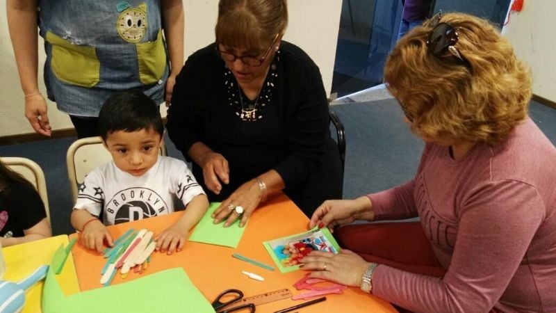 Pequeños del Jardín Maternal junto a sus abuelitos