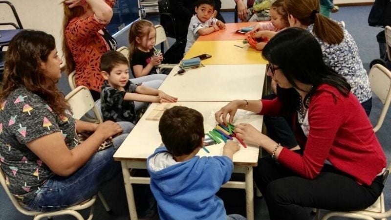 Pequeños del Jardín Maternal junto a sus abuelitos