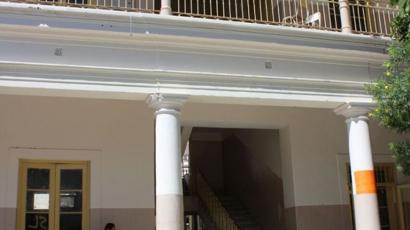 Adolescente cayó desde casi 4 metros en la escuela